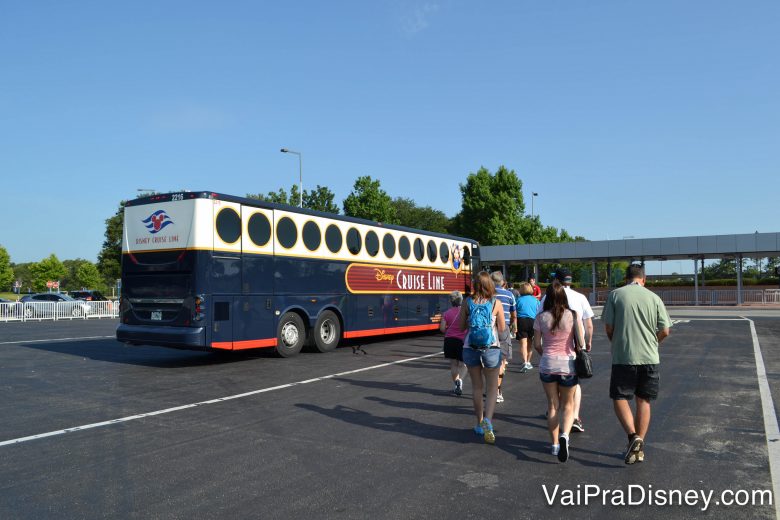Todo o caminho entre parques e demais pontos no tour é feito de ônibus.