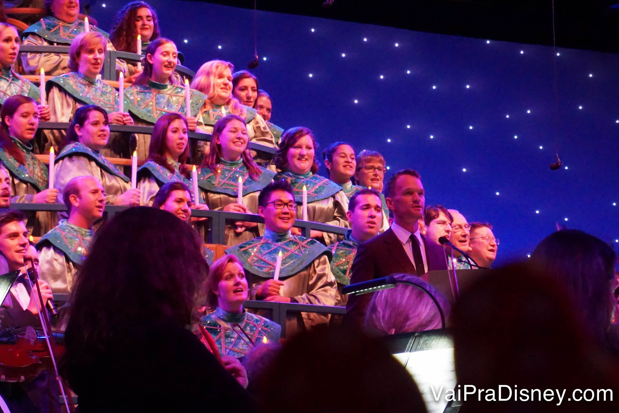 Neil Patrick Harris, famoso Barney de "How I met Your Mother" é uma das presenças clássicas como narrador do Candlelight! obs: eu ADORO esse japonês de óculos que pousou para as fotos 100% do tempo na cantata! Roubou a cena no Neil! hahaha