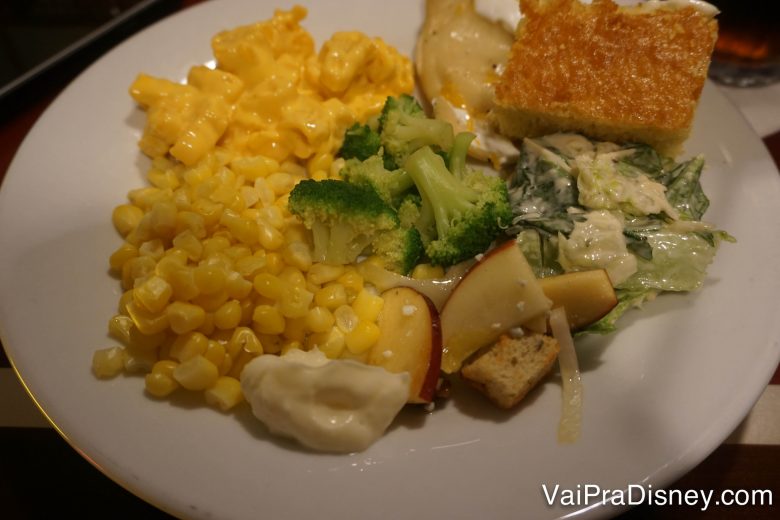 Foto de um prato com comidas variadas - milho, brócolis, macarrão com queijo e legumes 