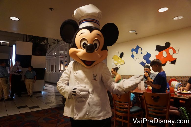 Foto do Mickey vestido de chef, com avental e chapéu de cozinha. 