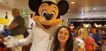 Foto da Renata com o Mickey vestido de chef no Chef Mickey's