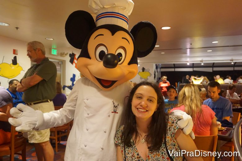 Foto da Renata com o Mickey vestido de chef no Chef Mickey's 