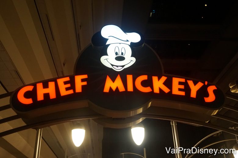 Foto da placa na entrada do Chef Mickey's, que tem o personagem com chapéu de chef. 