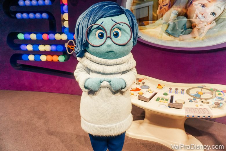 A Tristeza vai parar de encontrar os visitantes! Estou torcendo pra ela voltar logo. Foto da Tristeza, do filme Divertidamente, no ponto de encontro com visitantes no Epcot