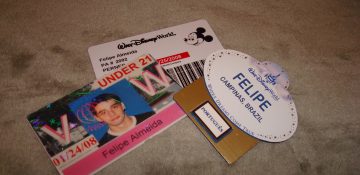 Foto dos cartões de identificação e do crachá do Felipe quando ele trabalhou na Disney.