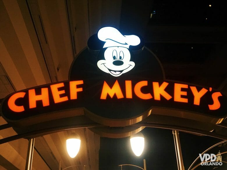 Foto da placa na entrada do Chef Mickey's, que tem o personagem com chapéu de chef. 