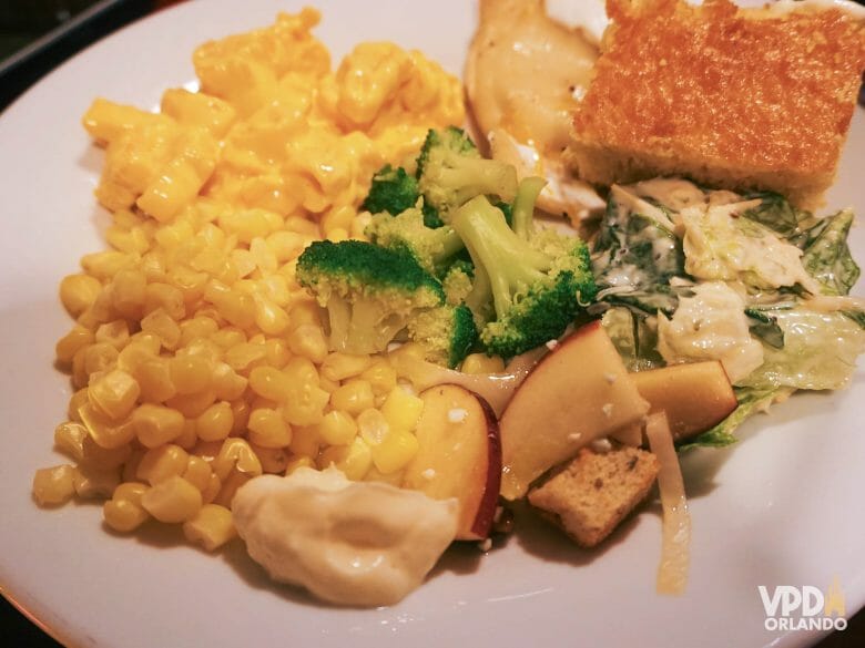 Foto de um prato com comidas variadas - milho, brócolis, macarrão com queijo e legumes 