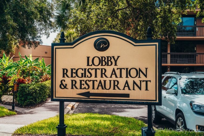 Placa indicando a direção para o Lobby e restaurante do Rosen Inn Lake Buena Vista.