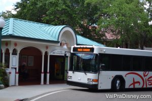 Foto do ônibus que faz o  transporte gratuito da Disney, que deve ter bastante fila na época da inauguração da área de Star Wars 