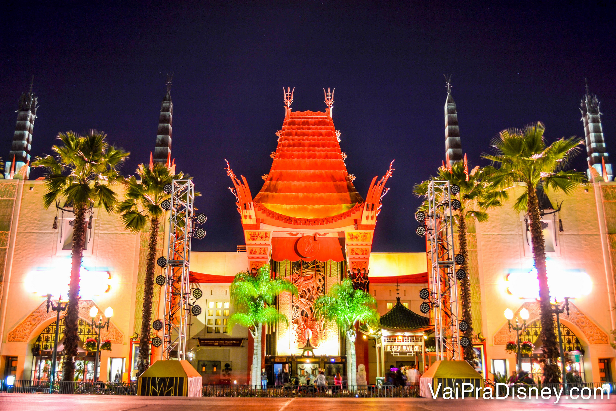 Teatro chinês do Hollywood Studios, onde acontece o show de fogos de Star Wars e o show de projeções Disney Movie Magic.