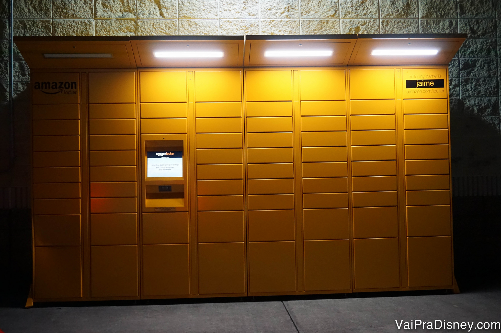 Nosso Amazon Locker favorito: o Jaime, na International Drive. Foto do Amazon Locker da International Drive, pintado de amarelo e com a etiqueta indicando seu "apelido", Jaime 