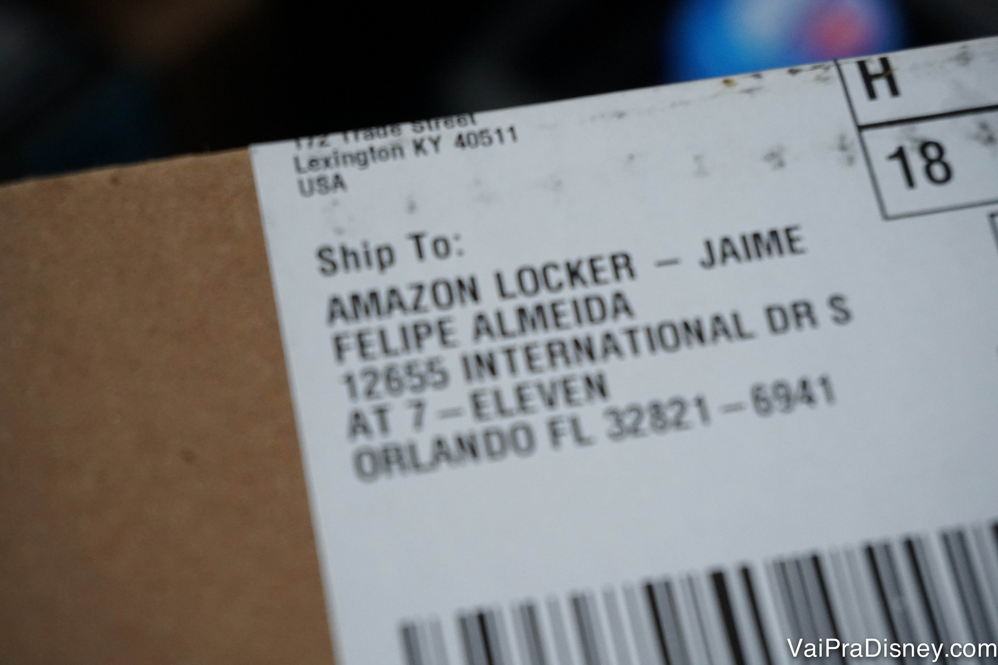 O endereço de entrega do pacote será o Amazon Locker que você selecionar. Foto da etiqueta indicando que o produto será enviado para o Amazon Locker em nome do Felipe, com o endereço do locker embaixo. 