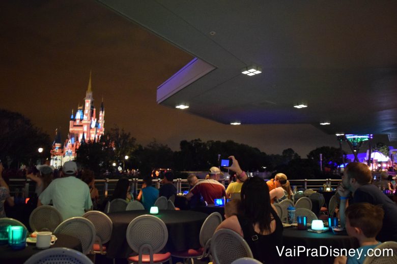 Foto do restaurante com vista para o castelo da Cinderela iluminado em uma dessert party da Disney 