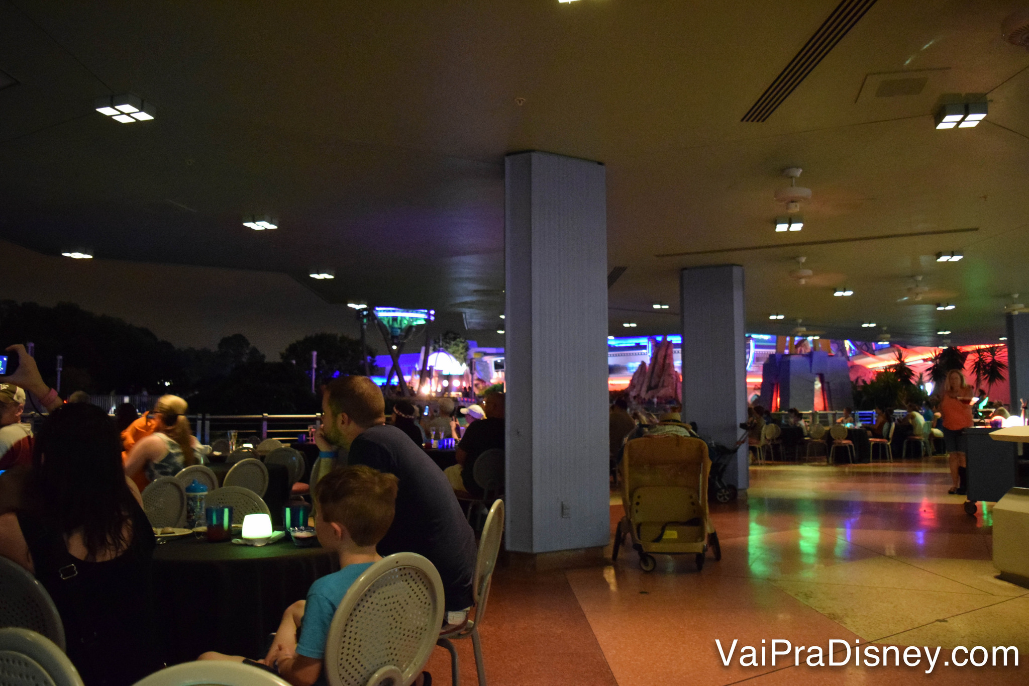 Foto de algumas mesas na frente mas com vista mais laterais do castelo no Tomorrowland Terrace
