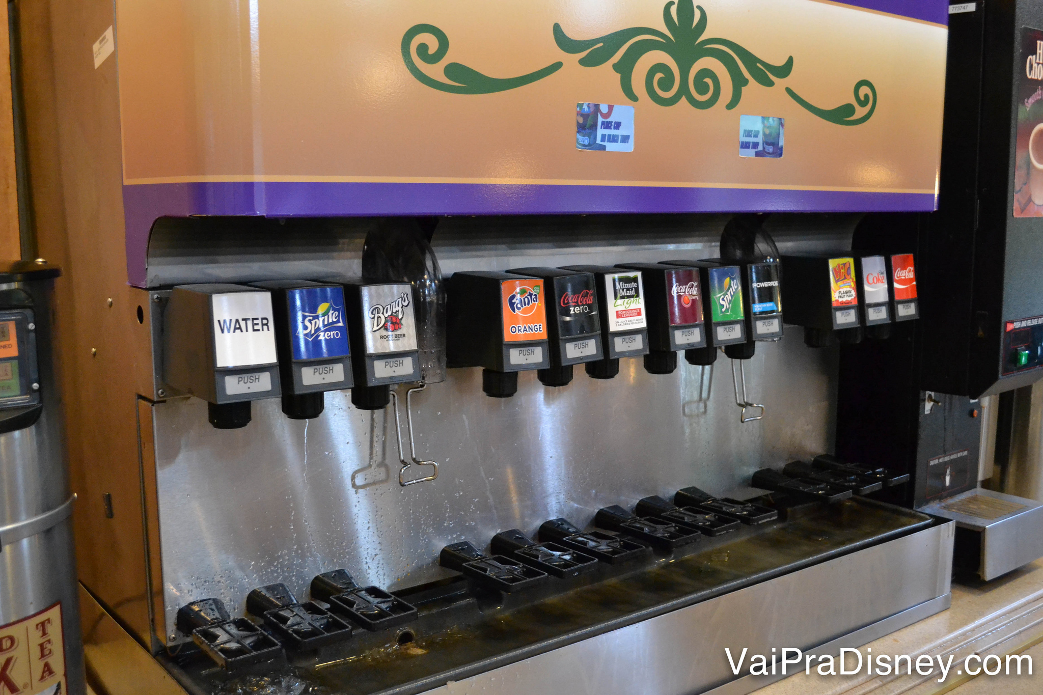 A fonte de bebidas para fazer o refil no Port Orleans, com diversos tipos de refrigerante e água. 