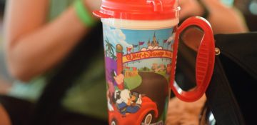 Foto da caneca refil da Disney, que tem detalhes vermelhos na tampa e na asa.