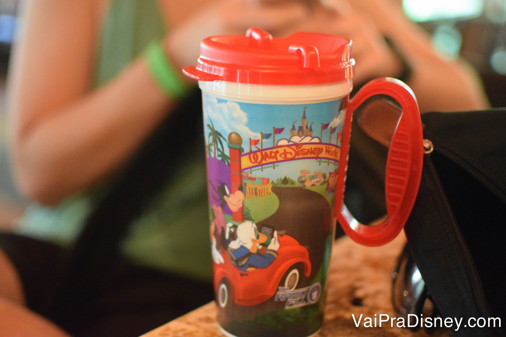 Foto da caneca refil da Disney, que tem detalhes vermelhos na tampa e na asa. 