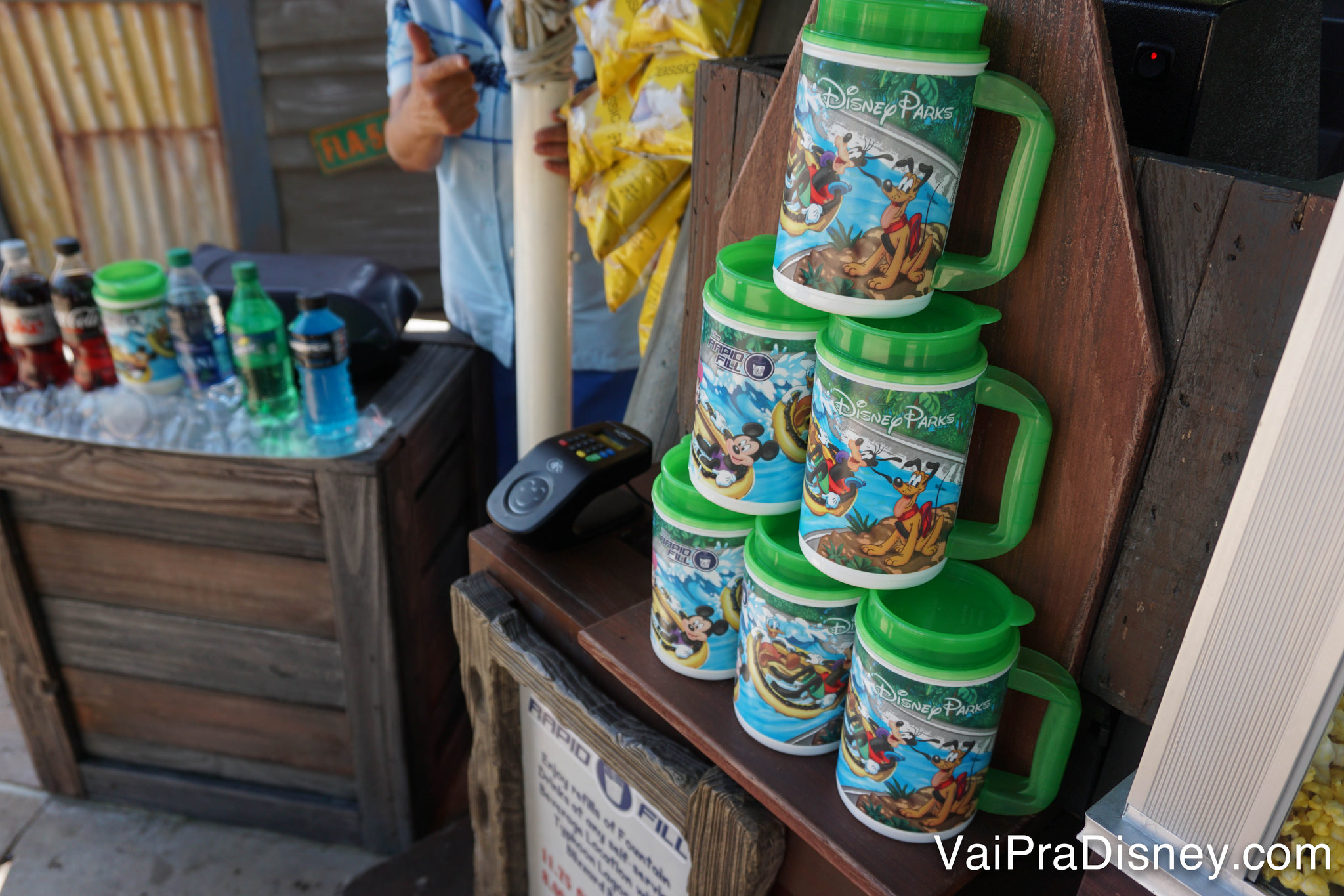 Uma pilha de canecas com detalhes verdes à venda no parque aquático 