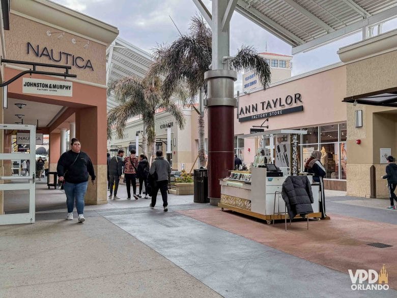 Imagem geral de um dos corredores de lojas do Premium Outlet Vineland