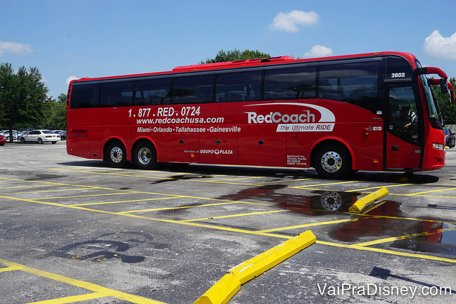 Foto do ônibus vermelho da empresa Red Coach, que faz o trajeto entre Orlando e Miami 
