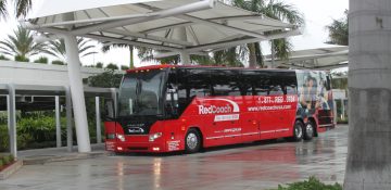 Foto do ônibus vermelho da empresa Red Coach, que faz o trajeto entre Orlando e Miami