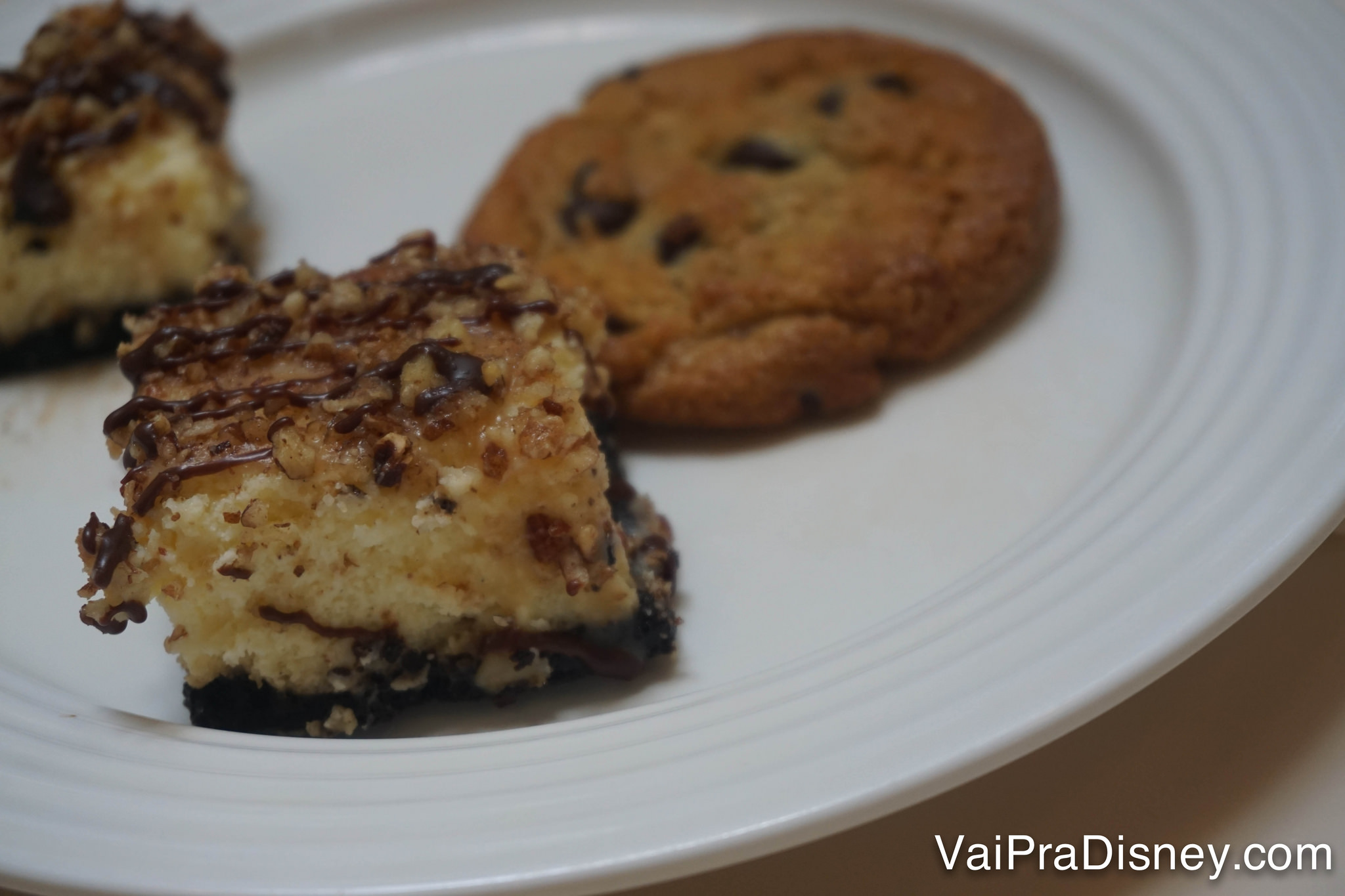 Foto de um bolinho e um cookie de sobremesa no almoço do Crystal Palace