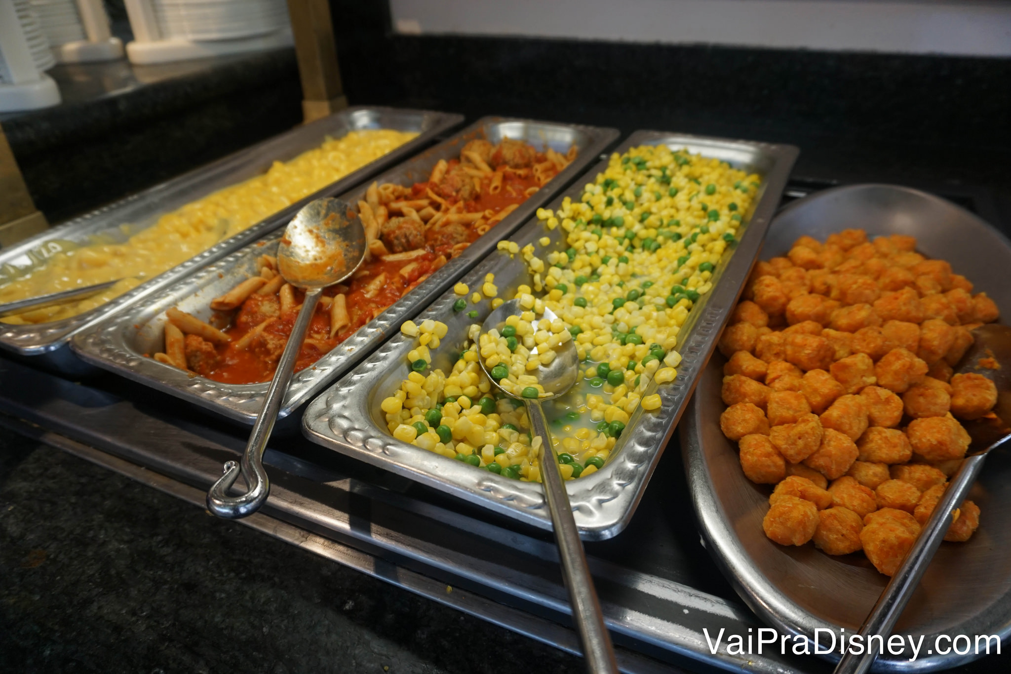 Foto das comidas no buffet do almoço 