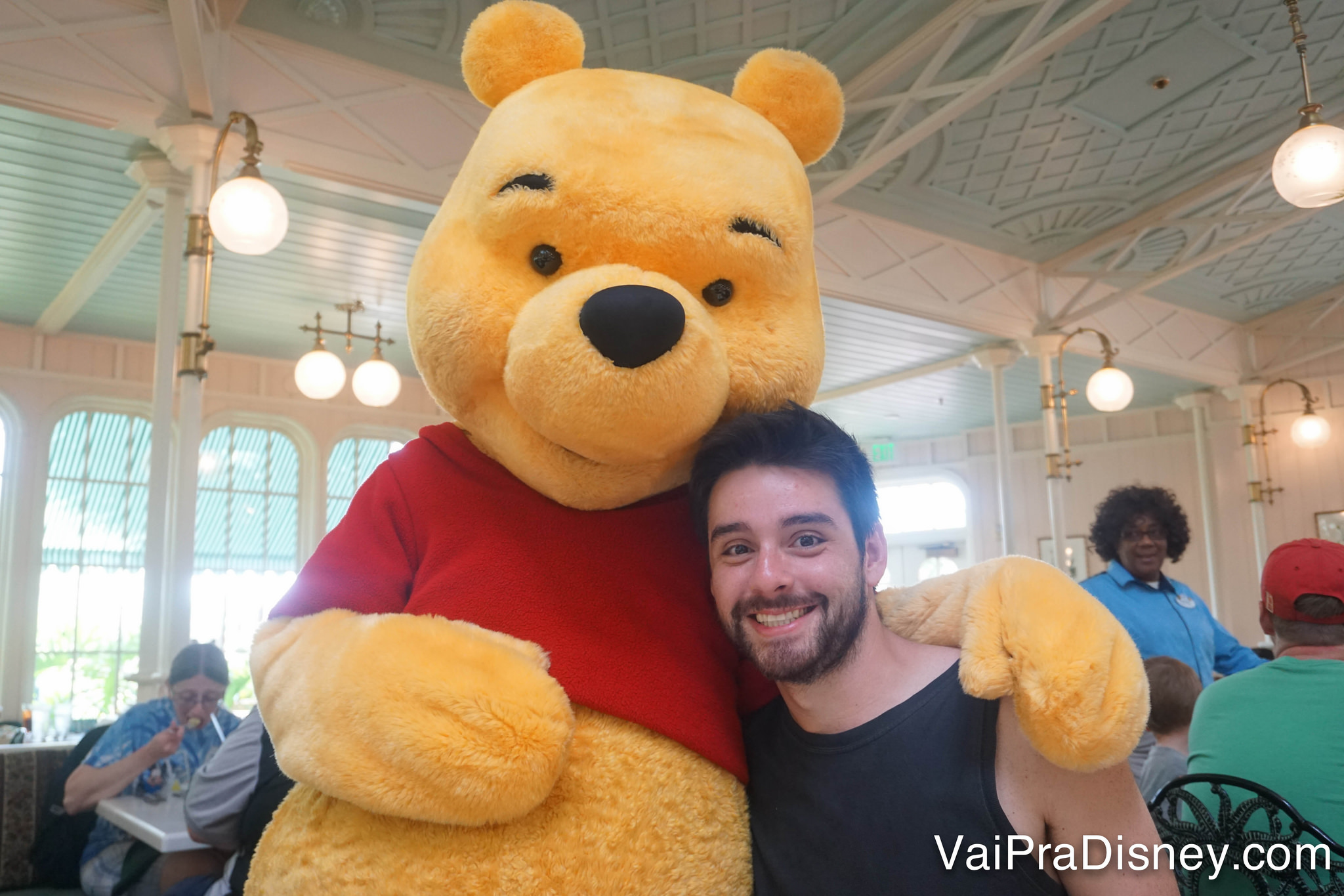 Foto do Felipe abraçado ao Ursinho Pooh no Crystal Palace 