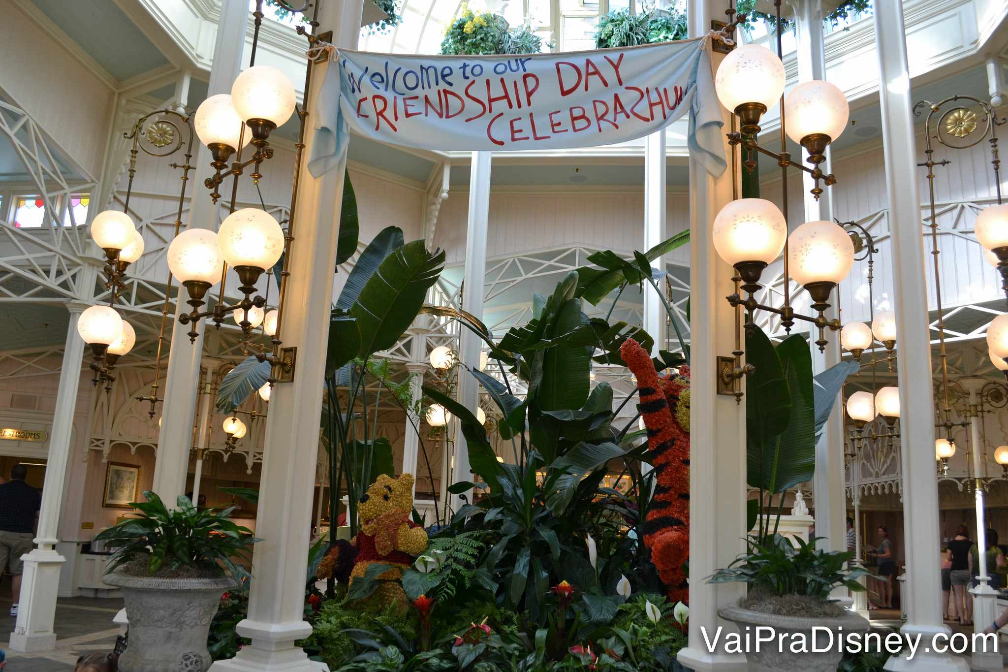 Foto da parte das plantas do Crystal Palace, com uma faixa que diz "Welcome to our friendship day Celebrashun"