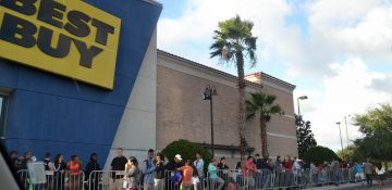 Um pedacinho da fila da Black Friday na Best Buy, já crescendo na quinta a tarde.