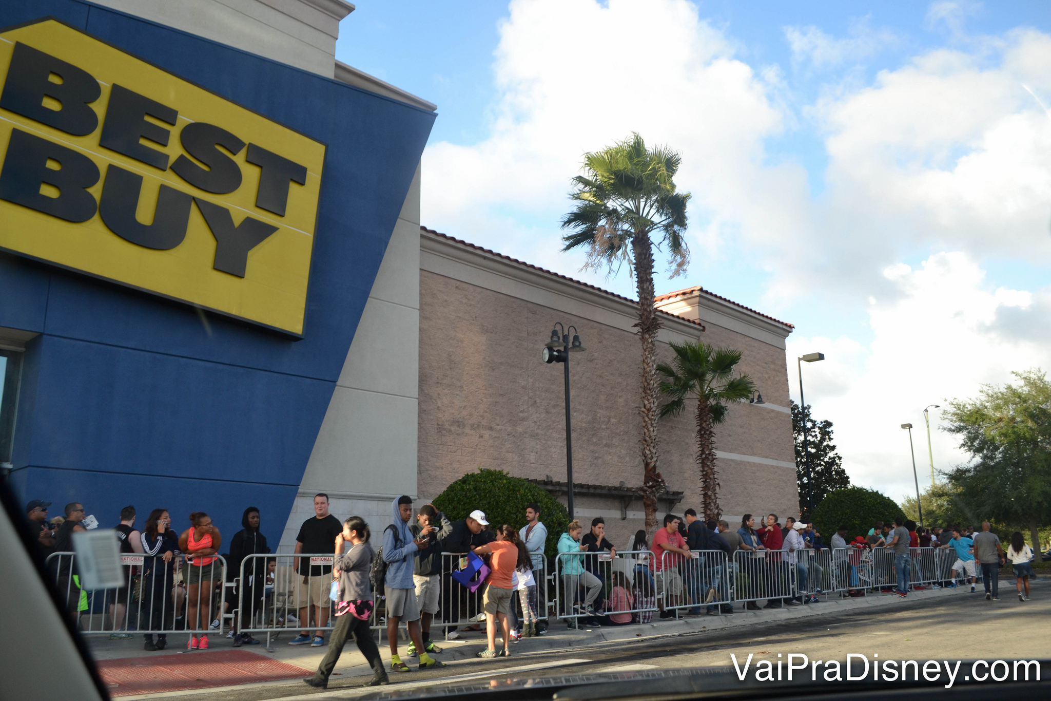 Um pedacinho da fila da Black Friday na Best Buy, já crescendo na quinta a tarde.