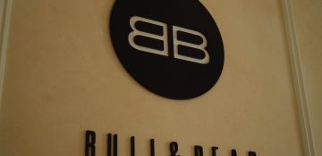 Placa com dois Bs espelhados, da steakhouse Bull & Bear no Waldorf Astoria Orlando