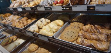 A vitrine de pães e cookies do Panera Bread em Orlando, uma opção gostosa para qualquer refeição