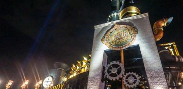 Foto do exterior da Toothsome Chocolate Emporium na Universal, imitando uma fábrica de chocolates, com detalhes em dourado.