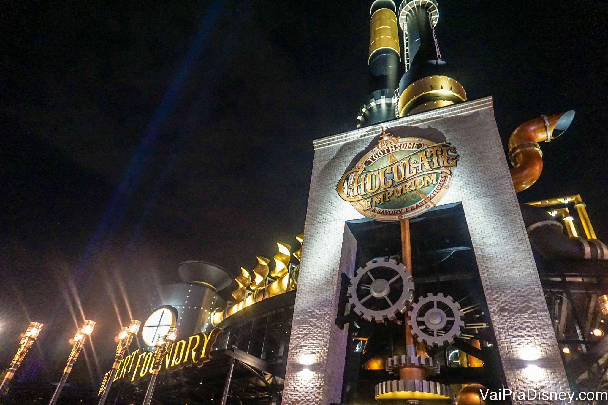 Foto do exterior da Toothsome Chocolate Emporium na Universal, imitando uma fábrica de chocolates, com detalhes em dourado. 