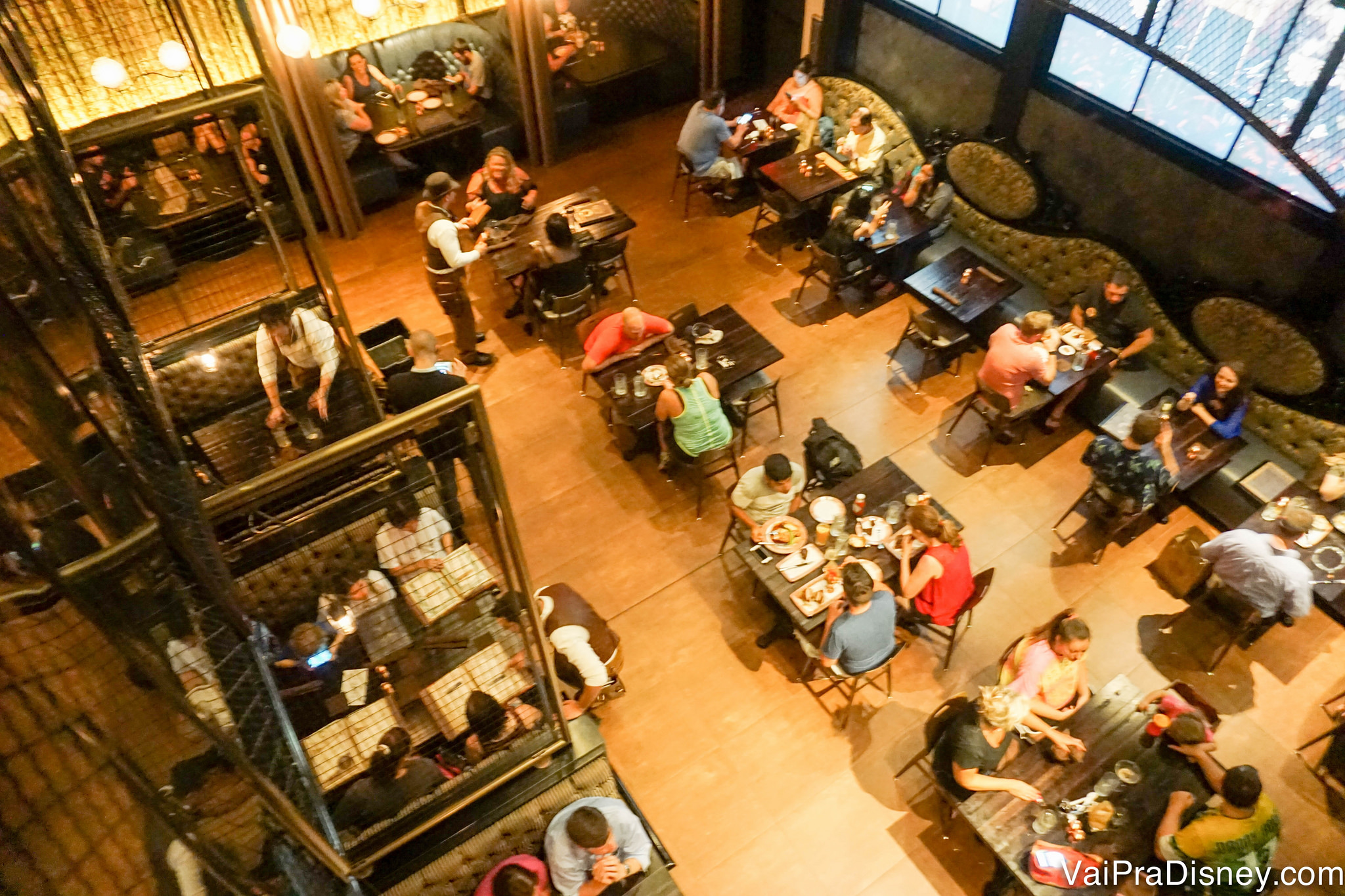 Foto das mesinhas do primeiro andar do Toothsome Chocolate Emporium, bem espaçoso 