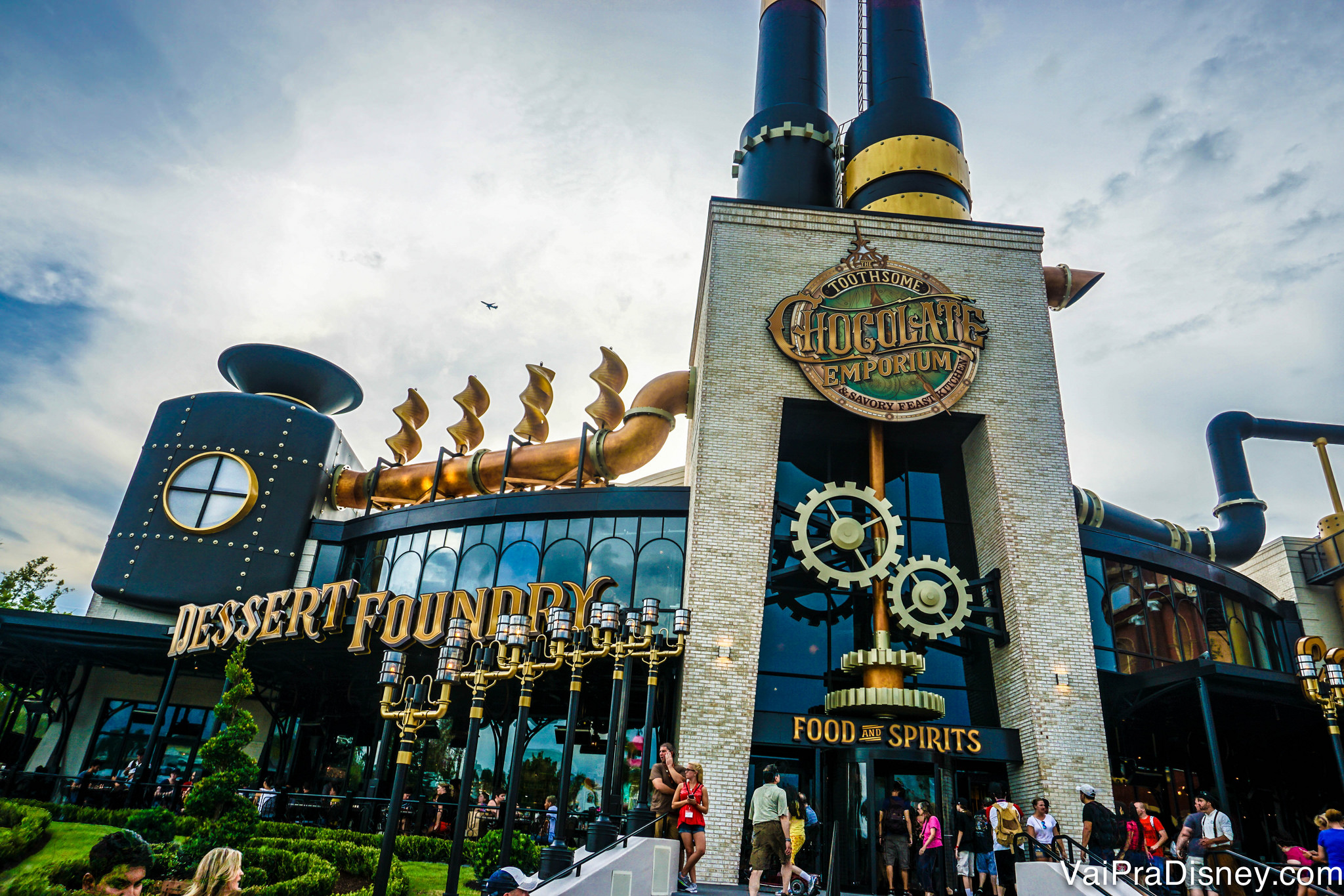 O exterior da Toothsome Chocolate Emporium na Universal, imitando uma fábrica de chocolates, com detalhes em dourado. 