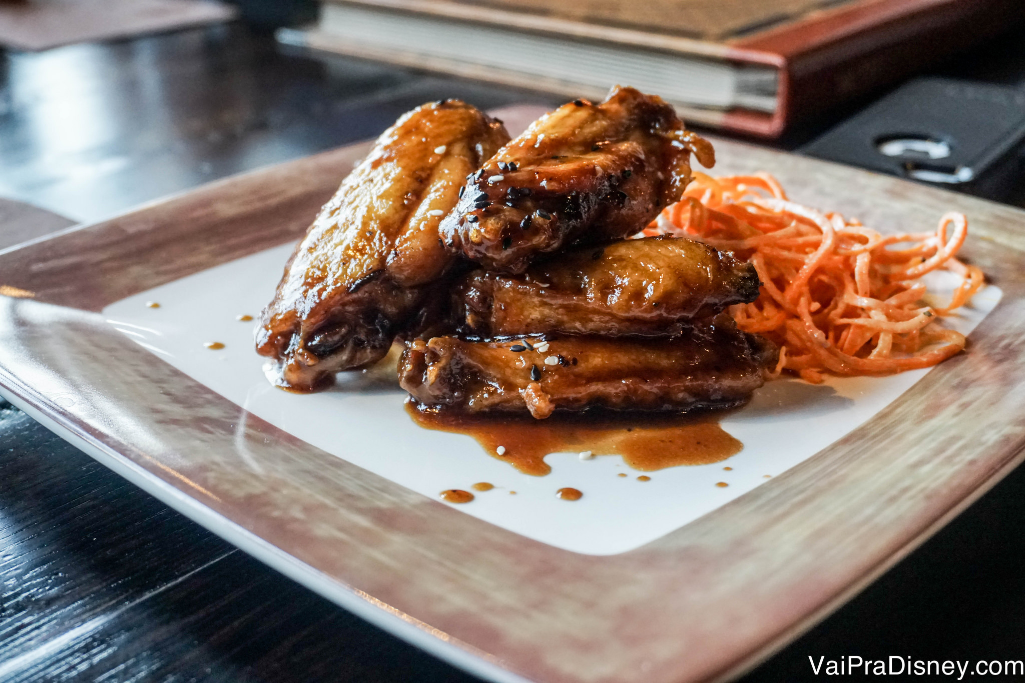 Uma das entradas, asinhas de frango com café e chocolate