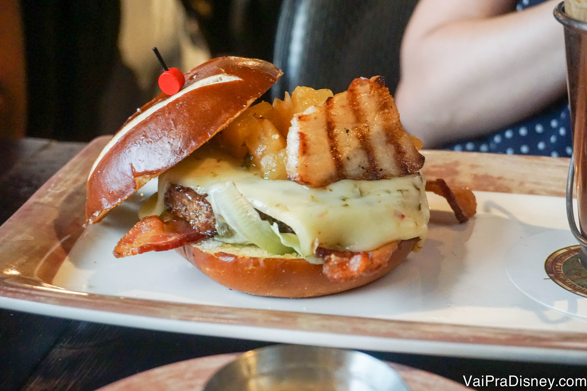 O cheeseburger da Toothsome Chocolate Emporium 