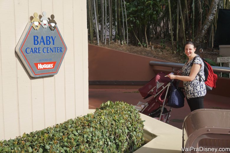 Foto da Renata com o carrinho de bebê em frente ao Baby Care Center do Epcot 