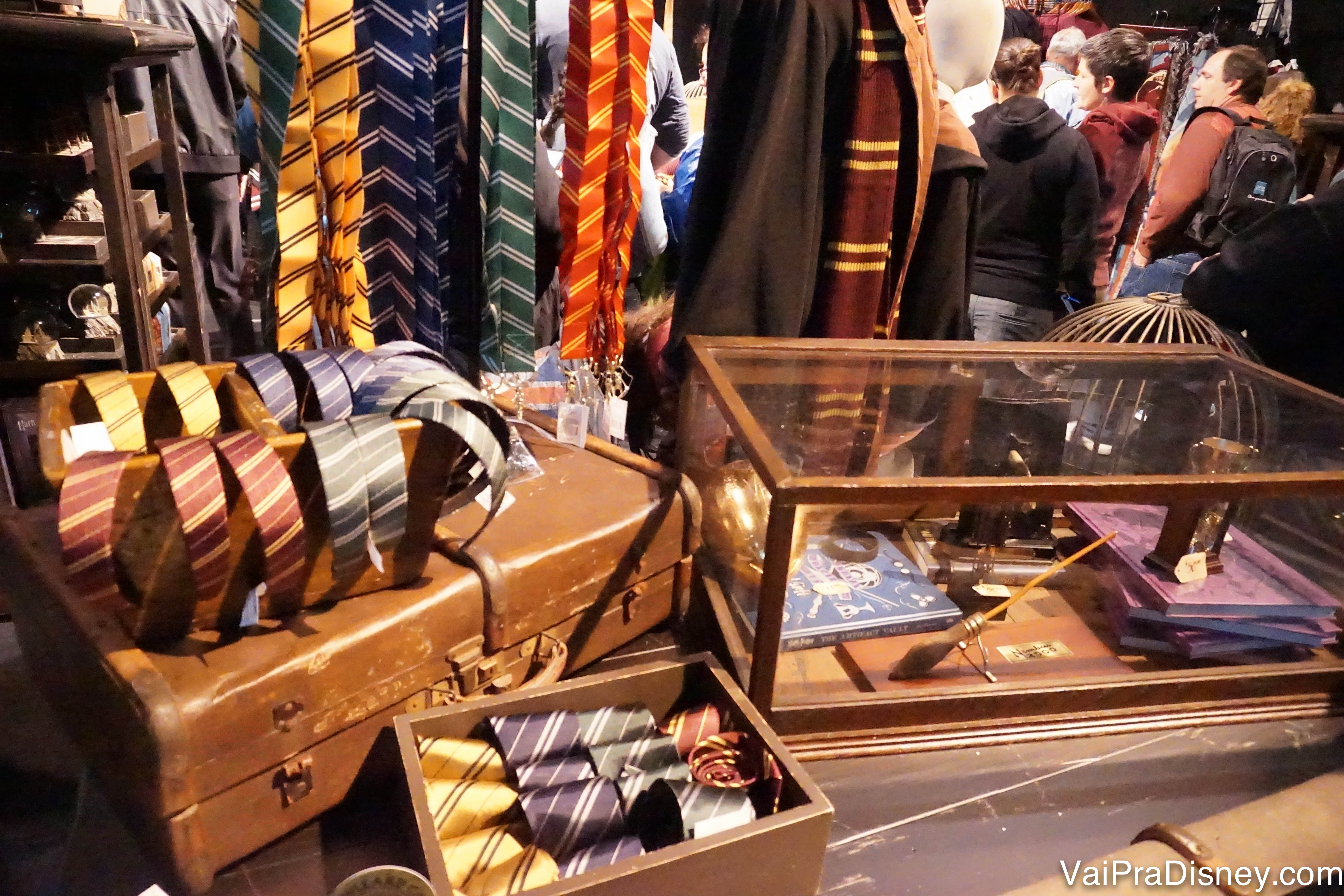 Alguns itens em exibição na exposição, como gravatas das casas, varinhas e roupas 