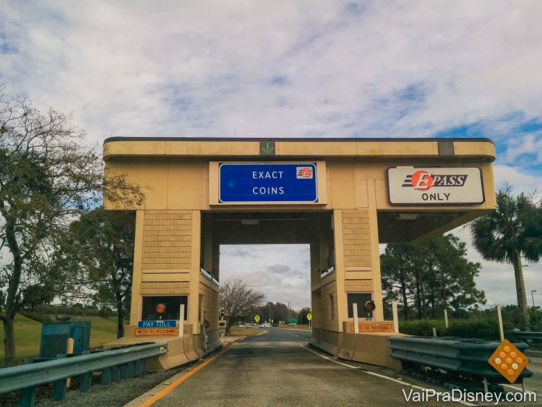 Foto de uma estação de cobrança de pedágio na rodovia em Orlando, com diversas placas.