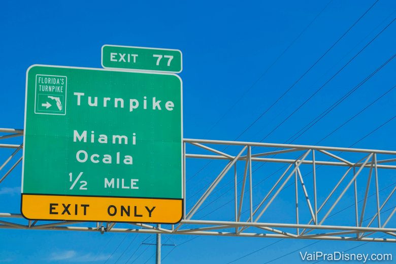 Foto da placa da saída para a Turnpike (a placa diz "Exit 77/Turnpike Miami Ocala 1/2 mile") 