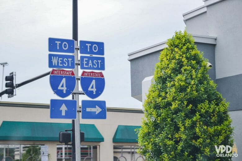 Vai ficar só em Orlando e não quer pensar em pedágio? A I-4 não tem pedágio entre no trecho entre Tampa e Winter Park e pode ser uma ótima opção. Foto das placas na I-4 em Orlando indicando West e East 