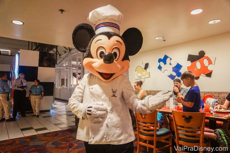 Foto do Mickey vestido de chef, com avental e chapéu de cozinha. 