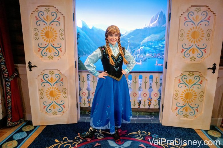 Foto da Anna no local para fotos com as personagens de Frozen no Epcot 