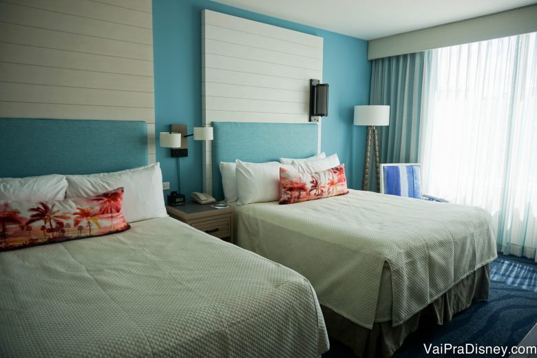 Foto do quarto do Loews Sapphire Falls Resort, com paredes azuis, carpete azul e duas camas queen 