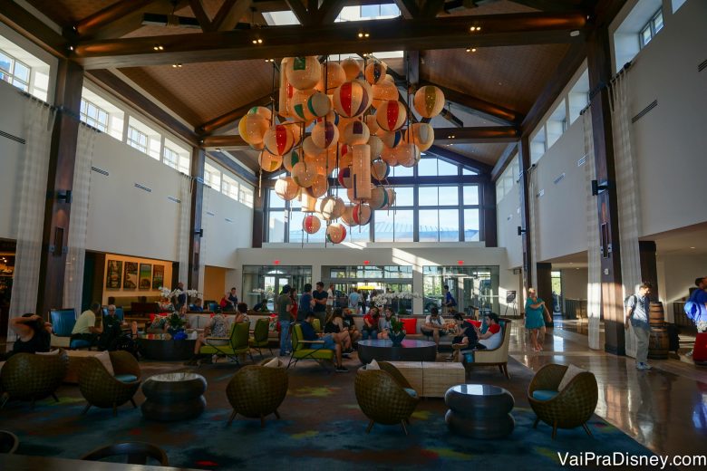 O saguão amplo do Sapphire Falls, com um lustre com bolas de praia alaranjadas 