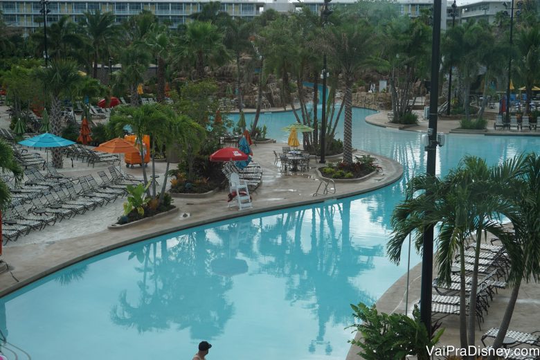 A piscina do Sapphire Falls, com palmeiras e guarda-sóis em volta 