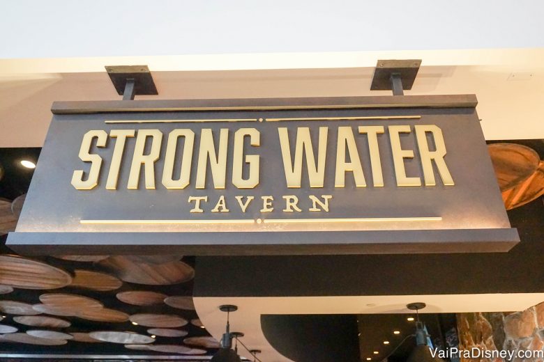 Placa da Strong Water Tavern, uma das opções de alimentação do hotel.